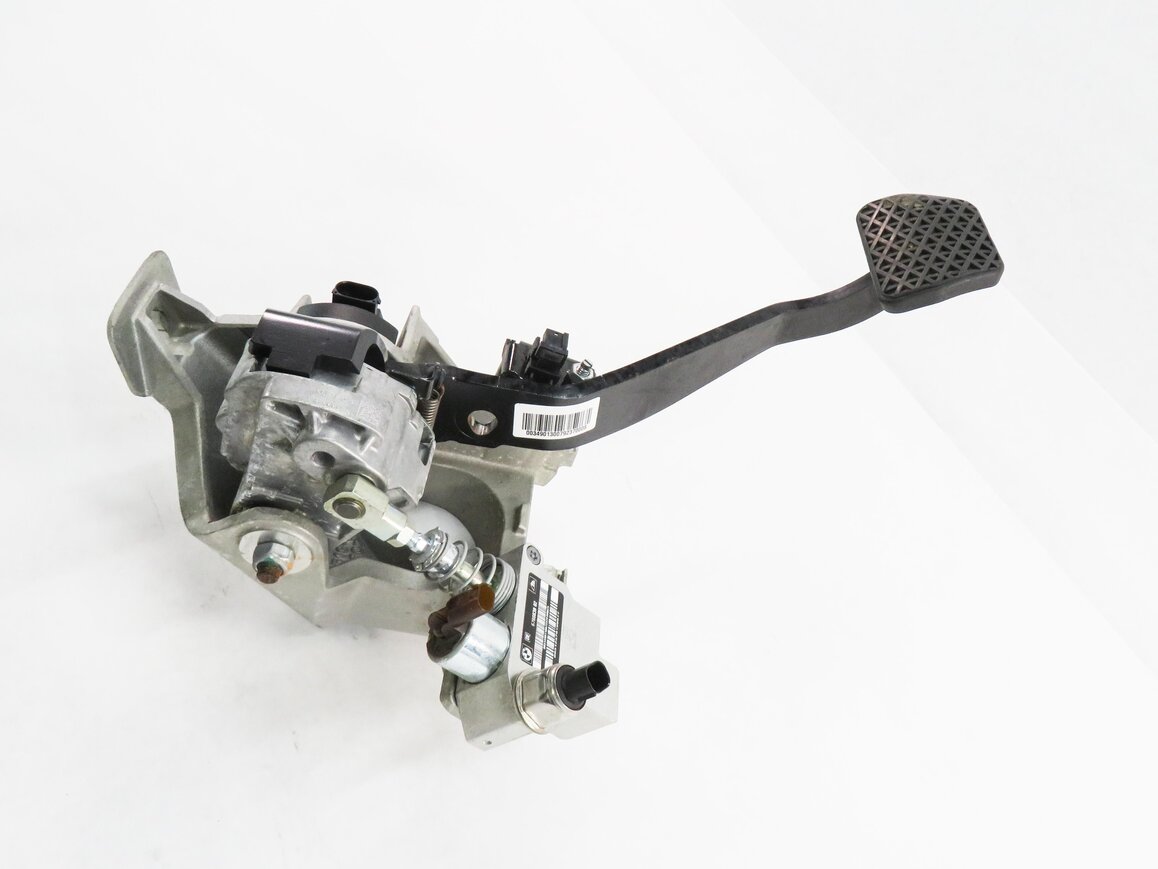 Thumbnail 3: 2010 BMW X6 (E72) HYBRID - BRAKE PEDAL ASSEMBLY