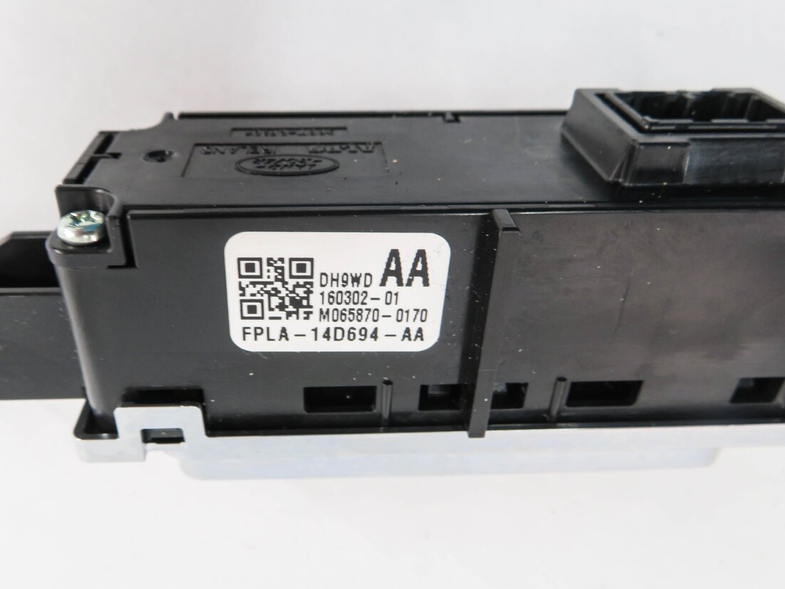 Thumbnail 7: 2016 RANGE ROVER EVOQUE (L538) REAR HEATED SEAT SWITCH BUTTON