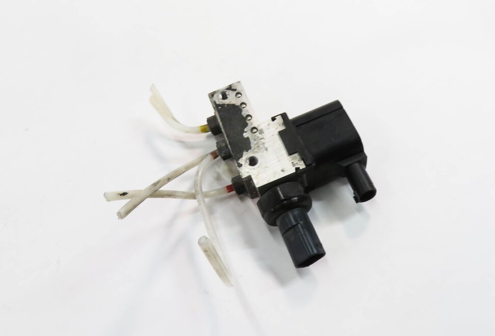 2008 MERCEDES CLS550 (W219) AIR SUSPENSION VALVE BLOCK