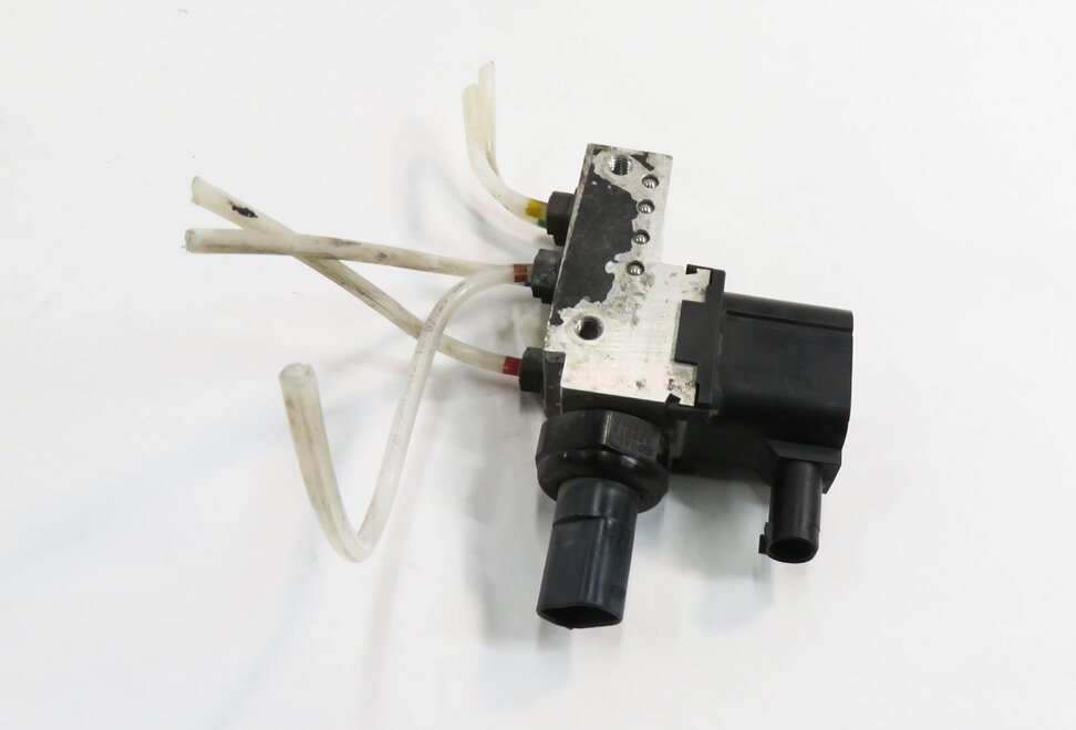Thumbnail 2: 2008 MERCEDES CLS550 (W219) AIR SUSPENSION VALVE BLOCK