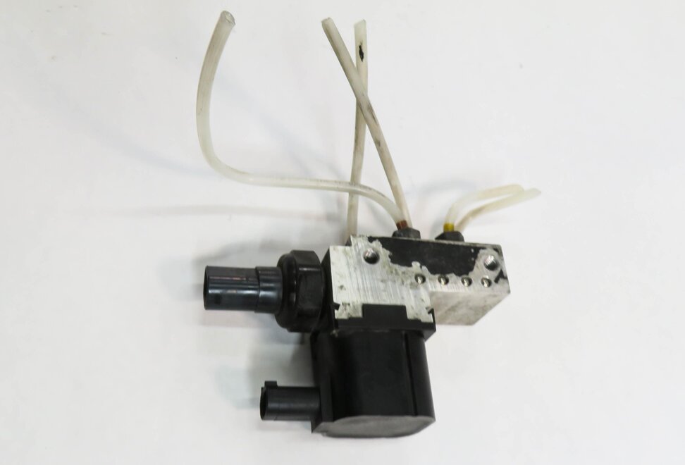 Thumbnail 4: 2008 MERCEDES CLS550 (W219) AIR SUSPENSION VALVE BLOCK