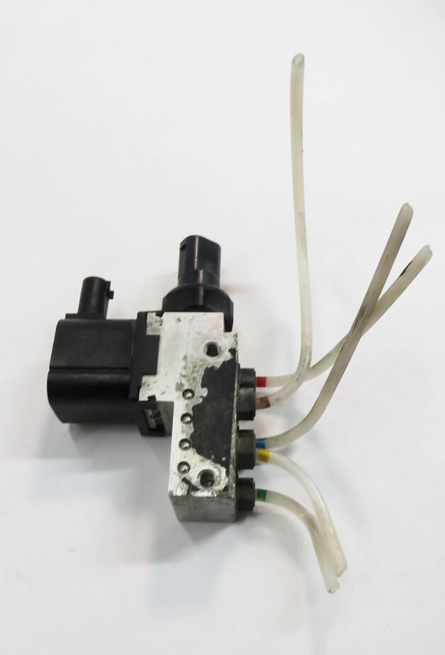 Thumbnail 5: 2008 MERCEDES CLS550 (W219) AIR SUSPENSION VALVE BLOCK