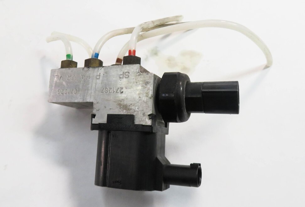 Thumbnail 6: 2008 MERCEDES CLS550 (W219) AIR SUSPENSION VALVE BLOCK
