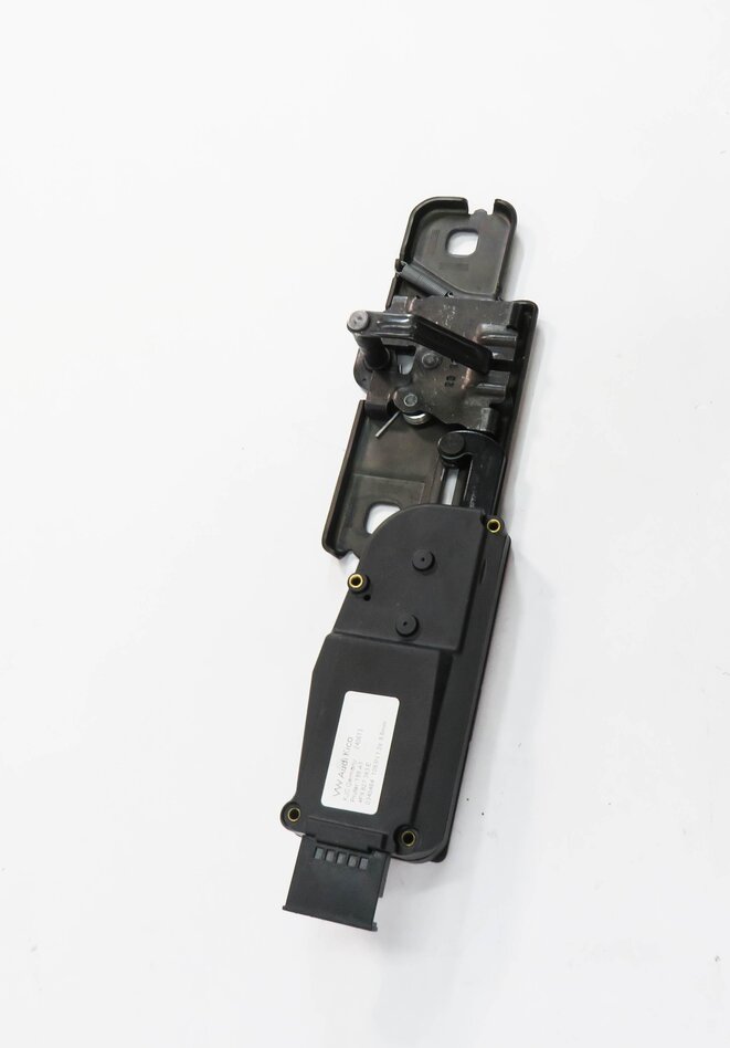 Thumbnail 4: 2014 AUDI Q5 (B8 8R) REAR TRUNK LOCK LATCH ACTUATOR MOTOR STRIKER PLATE