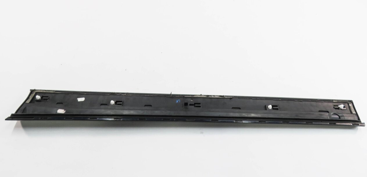 Thumbnail 5: 2014 AUDI Q5 (B8 8R) LEFT FRONT DRIVER DOOR LOWER MOULDING RUNNER TRIM (BLUE)