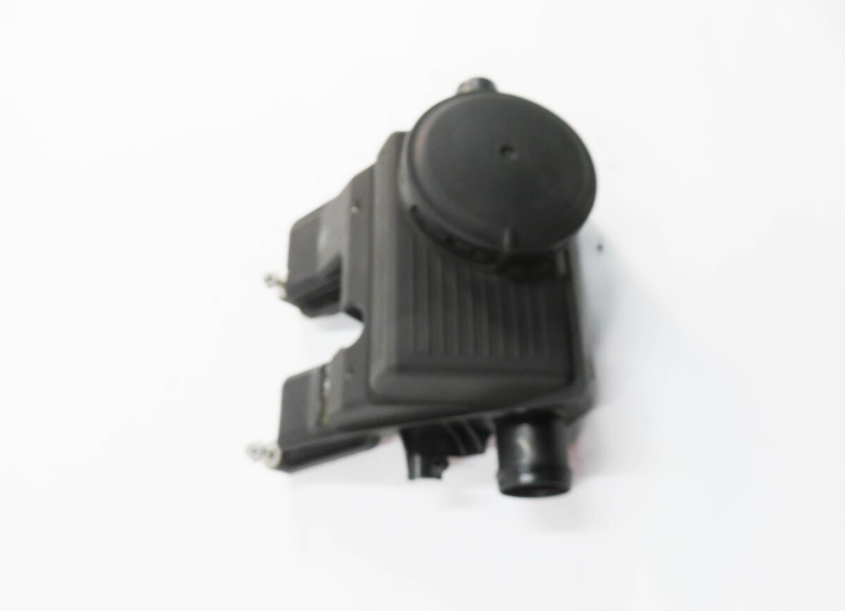 Thumbnail 3: 2012 PORSCHE PANAMERA (970 G1) 3.6L M46 ENGINE - OIL SEPARATOR TANK