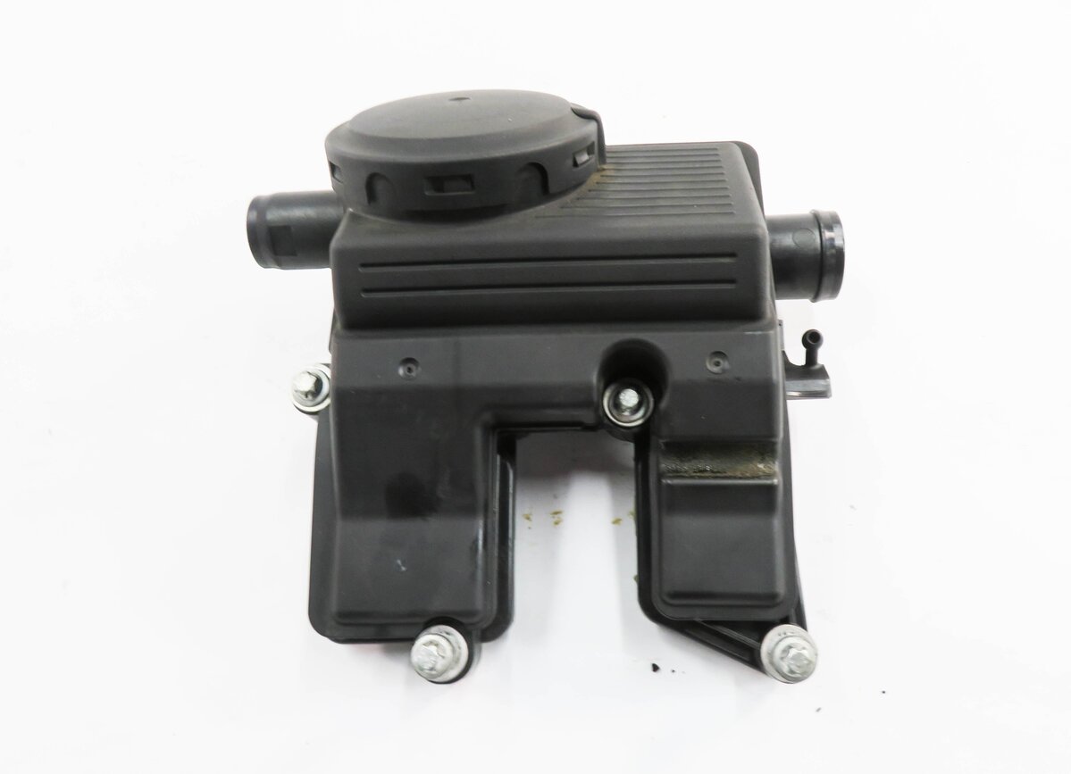 Thumbnail 5: 2012 PORSCHE PANAMERA (970 G1) 3.6L M46 ENGINE - OIL SEPARATOR TANK