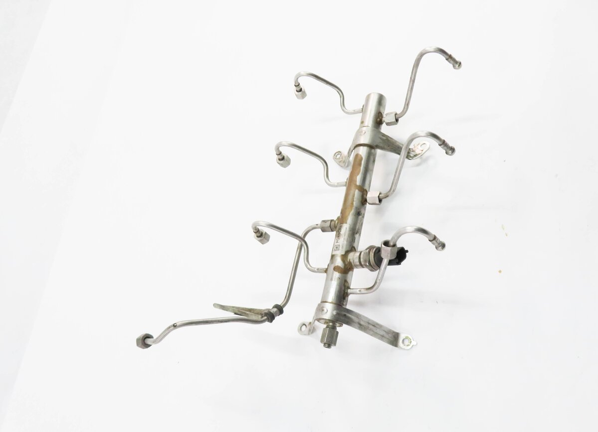 Thumbnail 3: 2012 PORSCHE PANAMERA (970 G1) 3.6L M46 ENGINE - FUEL RAIL w/ INJECTOR LINES