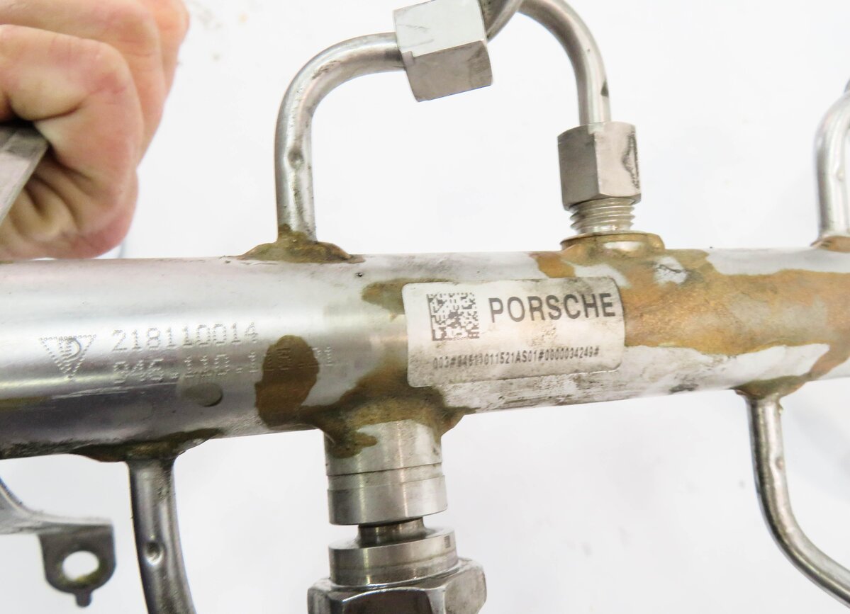 Thumbnail 7: 2012 PORSCHE PANAMERA (970 G1) 3.6L M46 ENGINE - FUEL RAIL w/ INJECTOR LINES