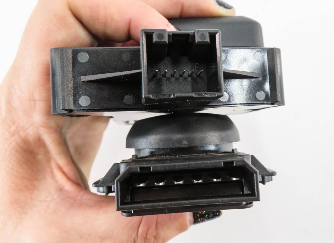 Thumbnail 6: 2012 AUDI Q5 (B8 8R) LEFT FRONT DRIVER SEAT ADJUSTMENT SWITCH BUTTON