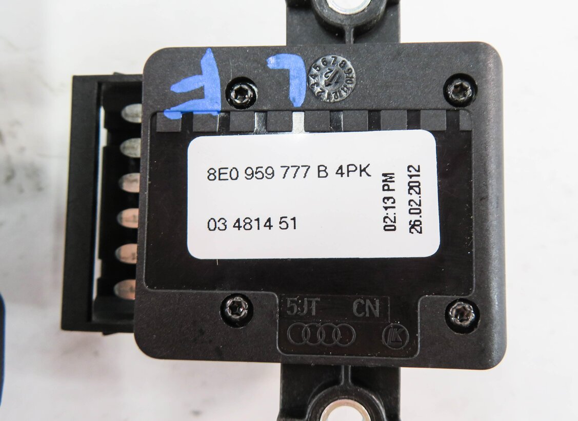 Thumbnail 8: 2012 AUDI Q5 (B8 8R) LEFT FRONT DRIVER SEAT ADJUSTMENT SWITCH BUTTON