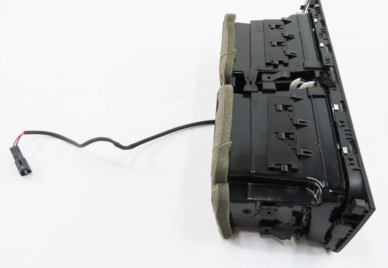 Thumbnail 5: 2012 AUDI Q5 (B8 8R) CENTER DASH HEATER A/C AIR VENT