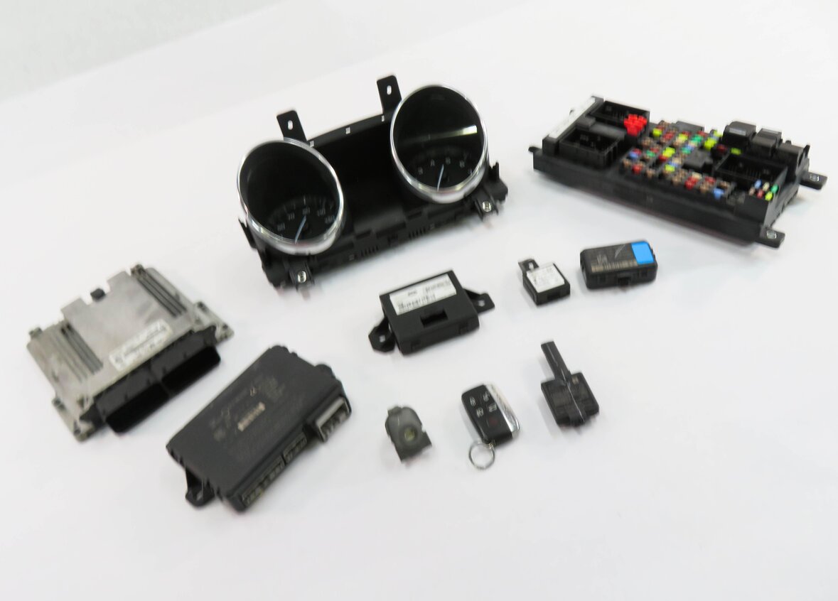 15 RANGE ROVER SPORT (L493) 3.0L SUPERCHARGED ENGINE IMMOBILIZER MODULE KEY SET