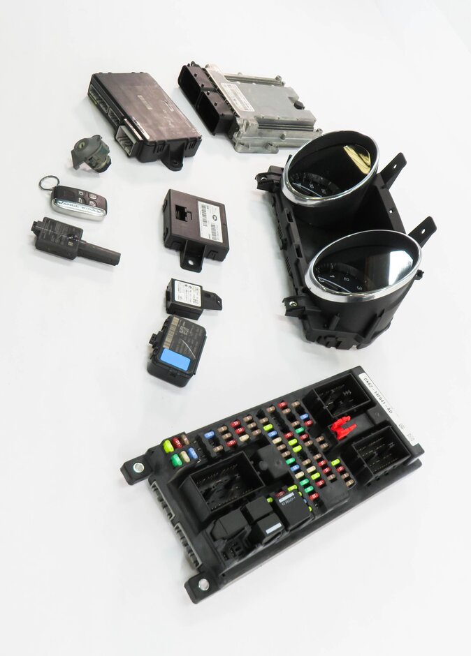 Thumbnail 3: 15 RANGE ROVER SPORT (L493) 3.0L SUPERCHARGED ENGINE IMMOBILIZER MODULE KEY SET