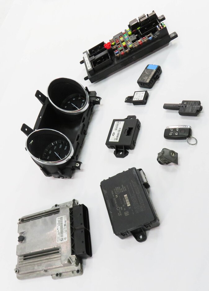 Thumbnail 4: 15 RANGE ROVER SPORT (L493) 3.0L SUPERCHARGED ENGINE IMMOBILIZER MODULE KEY SET