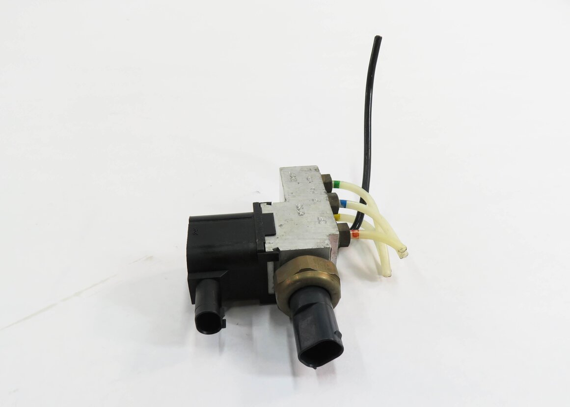 Thumbnail 2: 2006 MERCEDES CLS55 AMG (C219) AIR SUSPENSION VALVE BLOCK