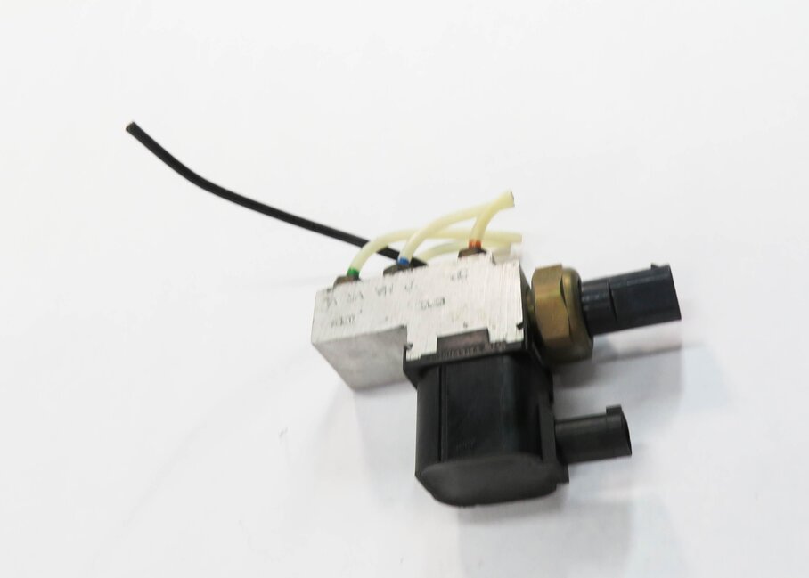 Thumbnail 3: 2006 MERCEDES CLS55 AMG (C219) AIR SUSPENSION VALVE BLOCK