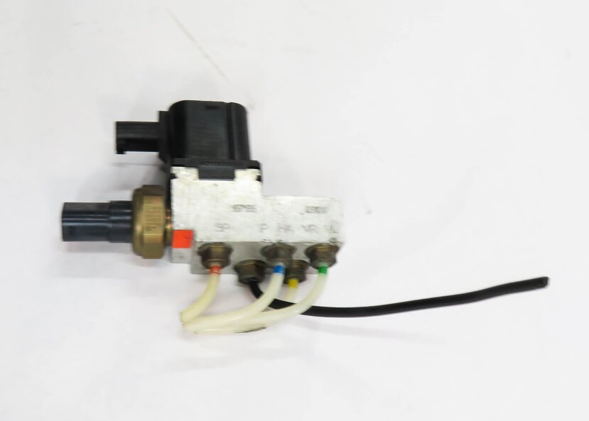 Thumbnail 4: 2006 MERCEDES CLS55 AMG (C219) AIR SUSPENSION VALVE BLOCK