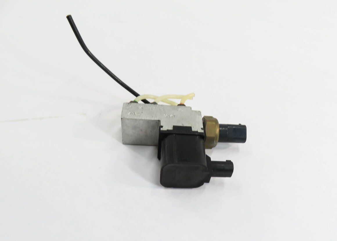 Thumbnail 5: 2006 MERCEDES CLS55 AMG (C219) AIR SUSPENSION VALVE BLOCK
