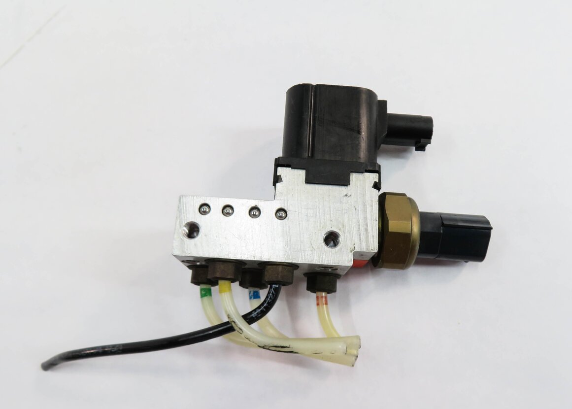Thumbnail 6: 2006 MERCEDES CLS55 AMG (C219) AIR SUSPENSION VALVE BLOCK