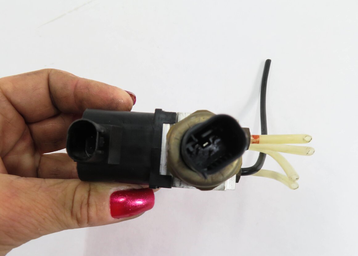 Thumbnail 7: 2006 MERCEDES CLS55 AMG (C219) AIR SUSPENSION VALVE BLOCK