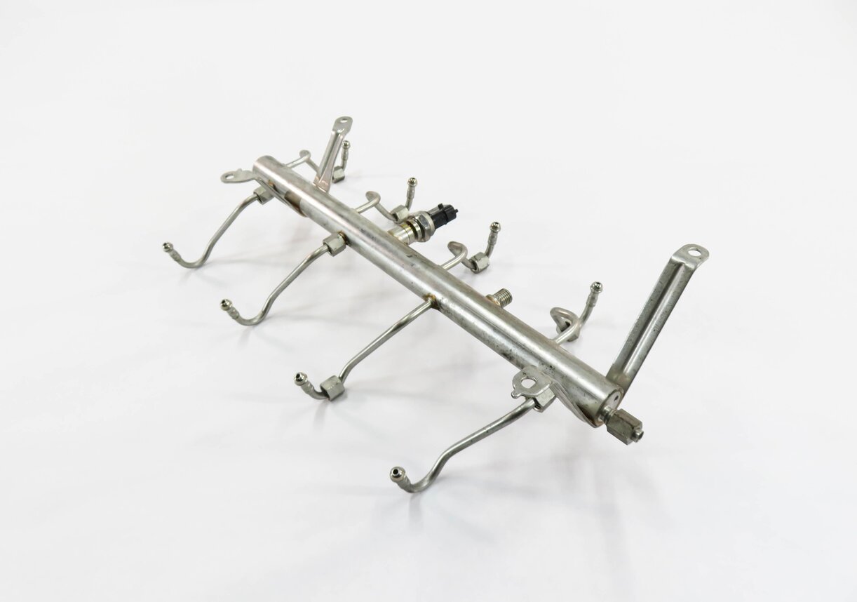 Thumbnail 1: 2010 PORSCHE PANAMERA (970 G1) 4.8L M48 TURBO ENGINE - FUEL INJECTION RAIL