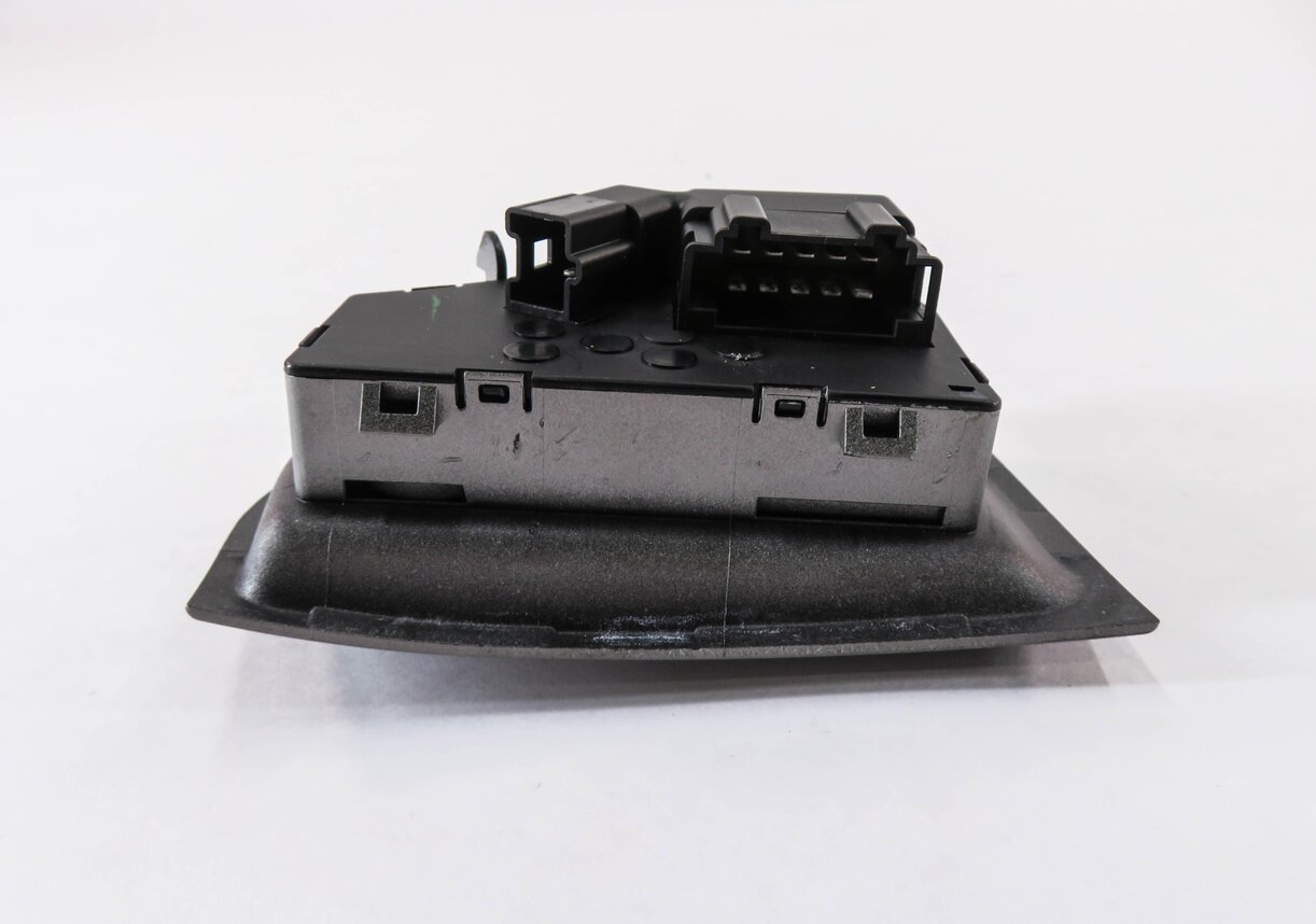 Thumbnail 4: 2010 PORSCHE PANAMERA (970 G1) LEFT REAR SEAT ADJUSTMENT SWITCH BUTTON PANEL