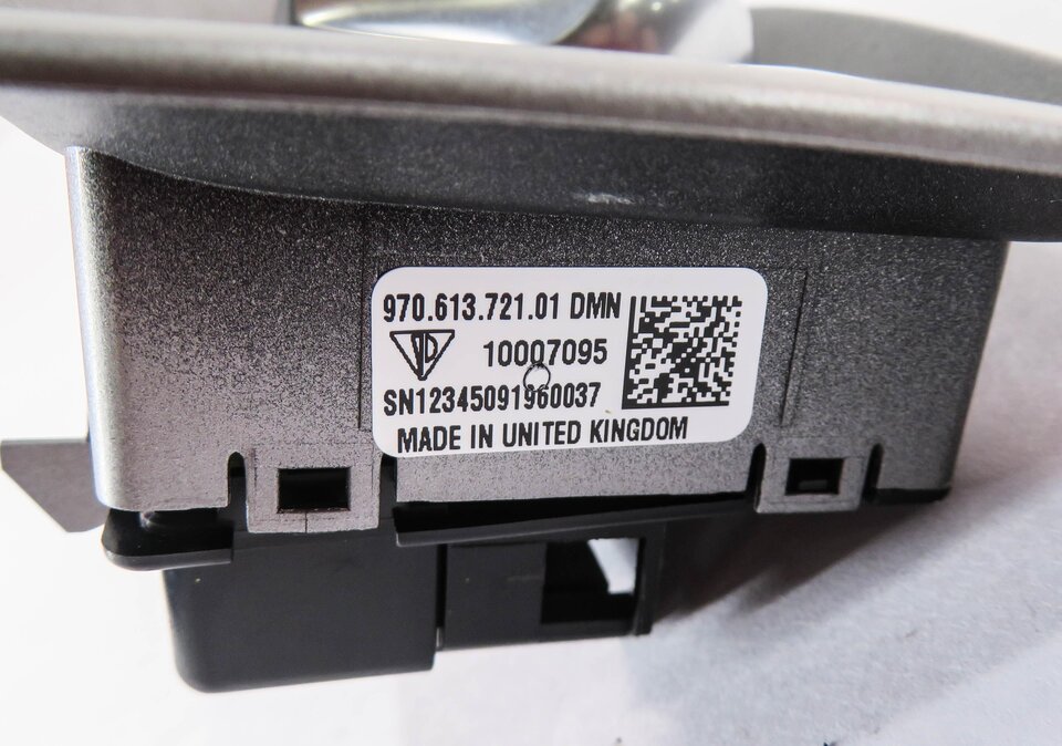 Thumbnail 6: 2010 PORSCHE PANAMERA (970 G1) LEFT REAR SEAT ADJUSTMENT SWITCH BUTTON PANEL