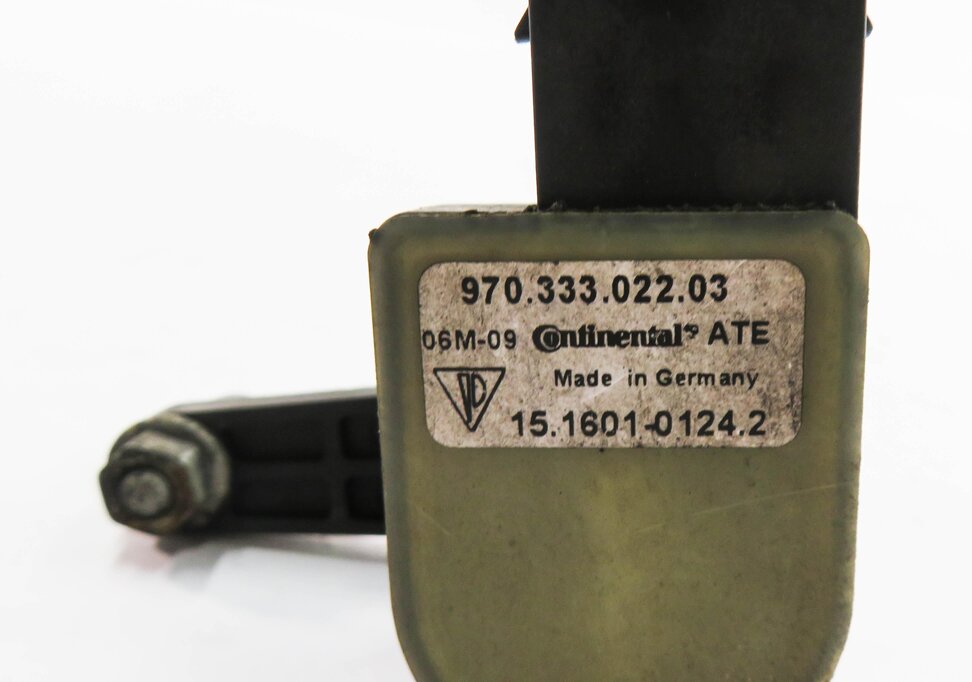 Thumbnail 5: 2010 PORSCHE PANAMERA (970 G1) RIGHT REAR SUSPENSION HEIGHT LEVEL SENSOR