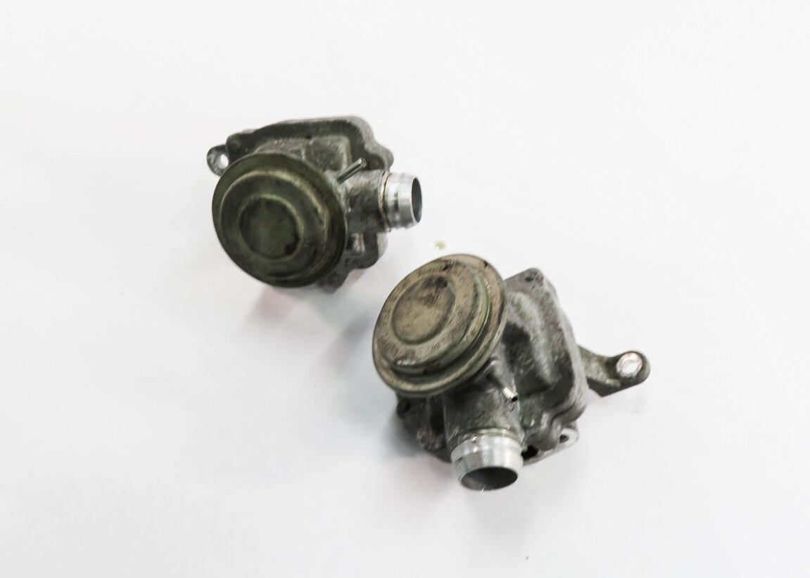 2011 MERCEDES C63 AMG (W204) 6.2L M156 ENGINE - AIR INJECTION CHECK VALVE SET