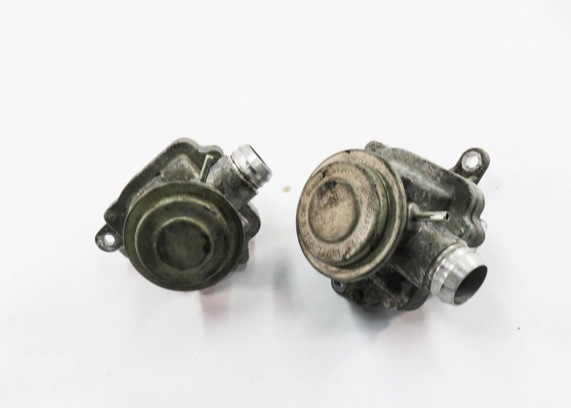 Thumbnail 2: 2011 MERCEDES C63 AMG (W204) 6.2L M156 ENGINE - AIR INJECTION CHECK VALVE SET