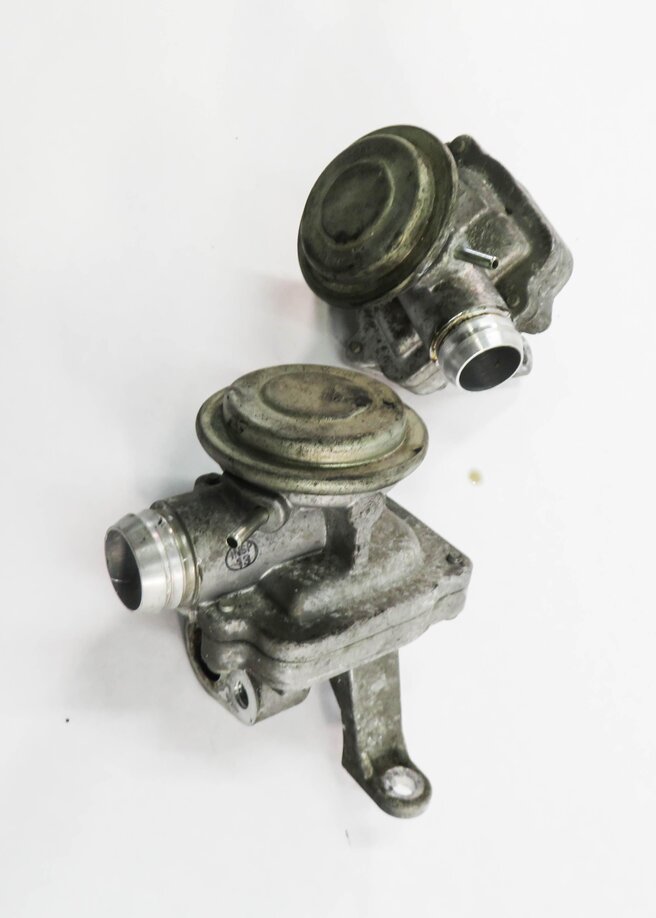 Thumbnail 3: 2011 MERCEDES C63 AMG (W204) 6.2L M156 ENGINE - AIR INJECTION CHECK VALVE SET