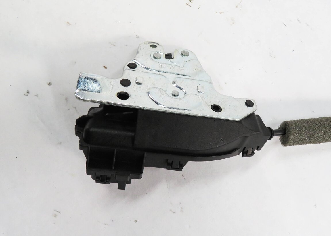 Thumbnail 7: 2011 MERCEDES C63 AMG (W204) REAR TRUNK LOCK LATCH ACTUATOR