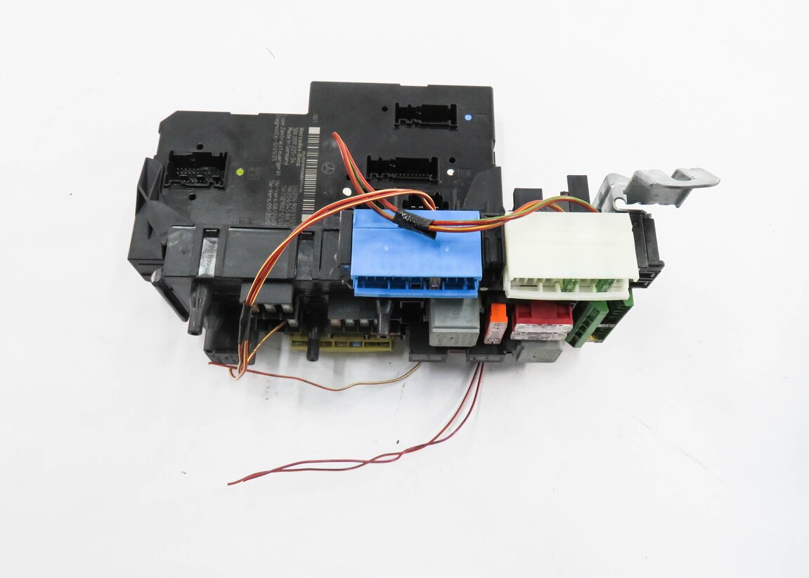 Thumbnail 2: 2011 MERCEDES C63 AMG (W204) REAR SIGNAL ACQUISITION CONTROL MODULE SAM