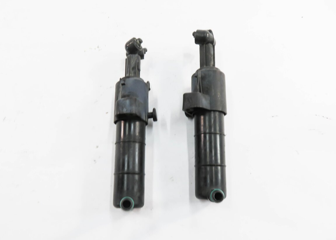 Thumbnail 2: 2011 MERCEDES C63 AMG (W204) FRONT LEFT & RIGHT HEADLIGHT SQUIRTER NOZZLE SET