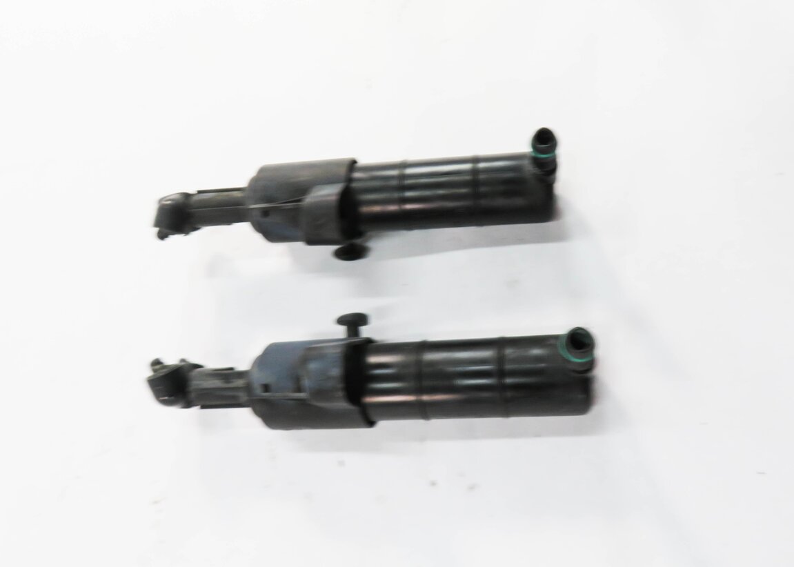 Thumbnail 3: 2011 MERCEDES C63 AMG (W204) FRONT LEFT & RIGHT HEADLIGHT SQUIRTER NOZZLE SET