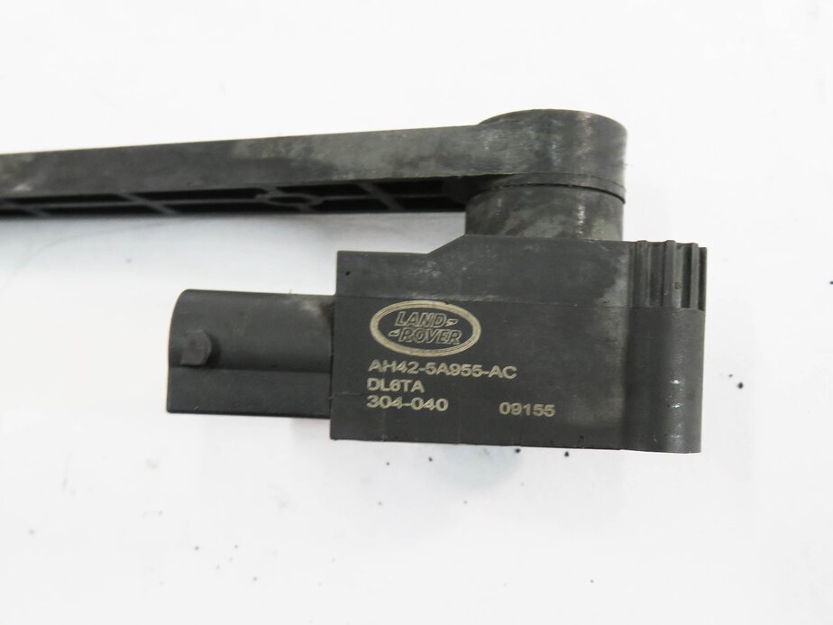 Thumbnail 6: 2010 RANGE ROVER (L322) RIGHT PASSENGER REAR SUSPENSION HEIGHT LEVEL SENSOR