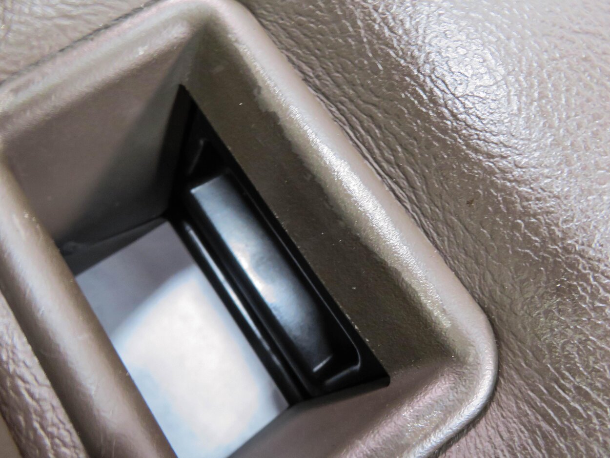 Thumbnail 9: 2010 RANGE ROVER (L322) REAR SEAT CENTER CONSOLE COMPARTMENT HEADREST (BROWN)