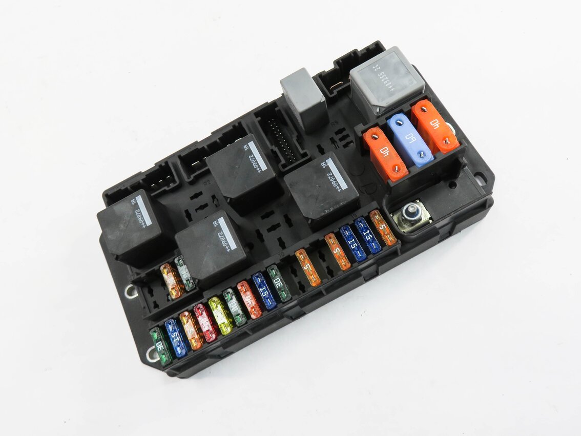 2010 RANGE ROVER (L322) REAR FUSE BOX
