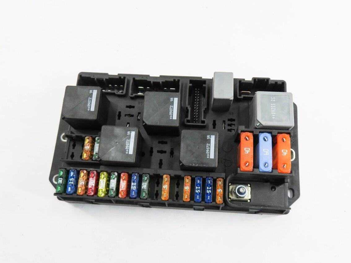 Thumbnail 2: 2010 RANGE ROVER (L322) REAR FUSE BOX