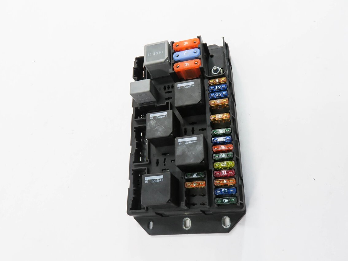 Thumbnail 3: 2010 RANGE ROVER (L322) REAR FUSE BOX