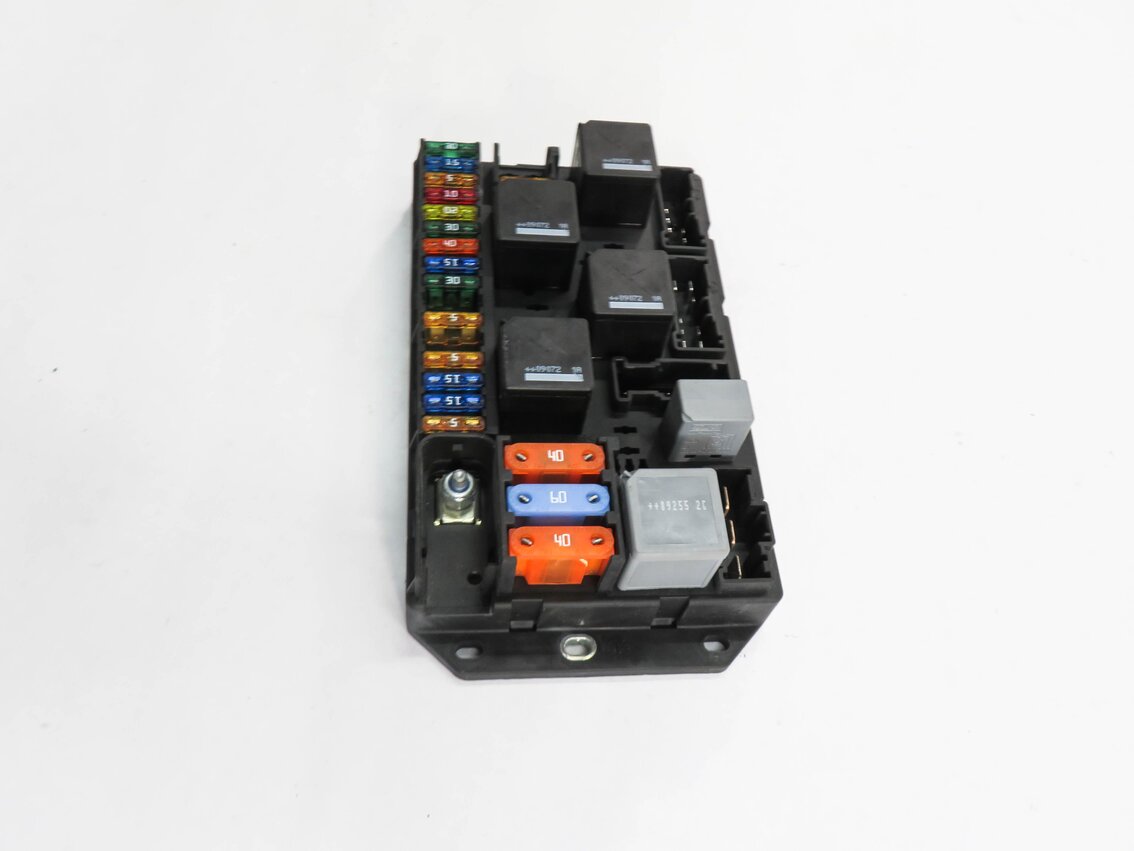 Thumbnail 4: 2010 RANGE ROVER (L322) REAR FUSE BOX