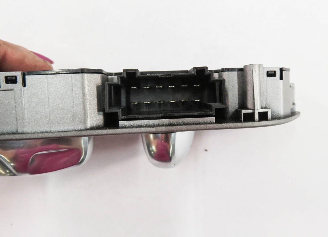 Thumbnail 7: 2011 PORSCHE PANAMERA (970 G1) RIGHT FRONT PASSENGER SEAT ADJUSTMENT SWITCH