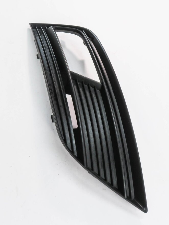 Thumbnail 3: 2013-2016 AUDI A4 (B8 8K) RIGHT FRONT PASSENGER FOGLIGHT FOG LIGHT GRILLE TRIM