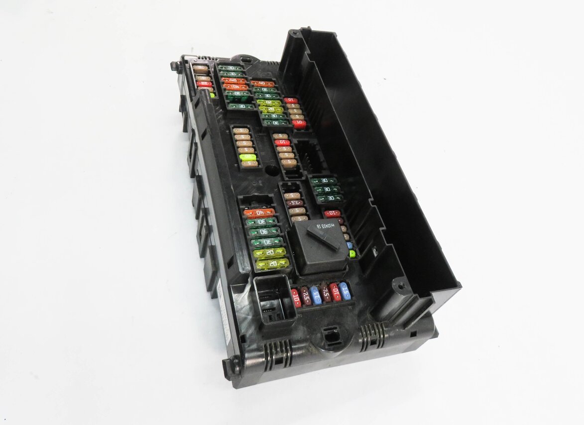 Thumbnail 4: 2011 BMW 535i (F10) FRONT POWER DISTRIBUTION FUSE BOX