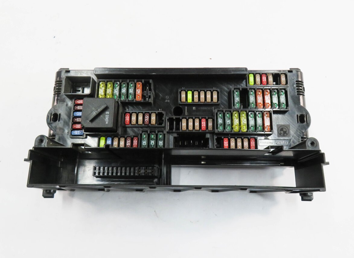 Thumbnail 5: 2011 BMW 535i (F10) FRONT POWER DISTRIBUTION FUSE BOX