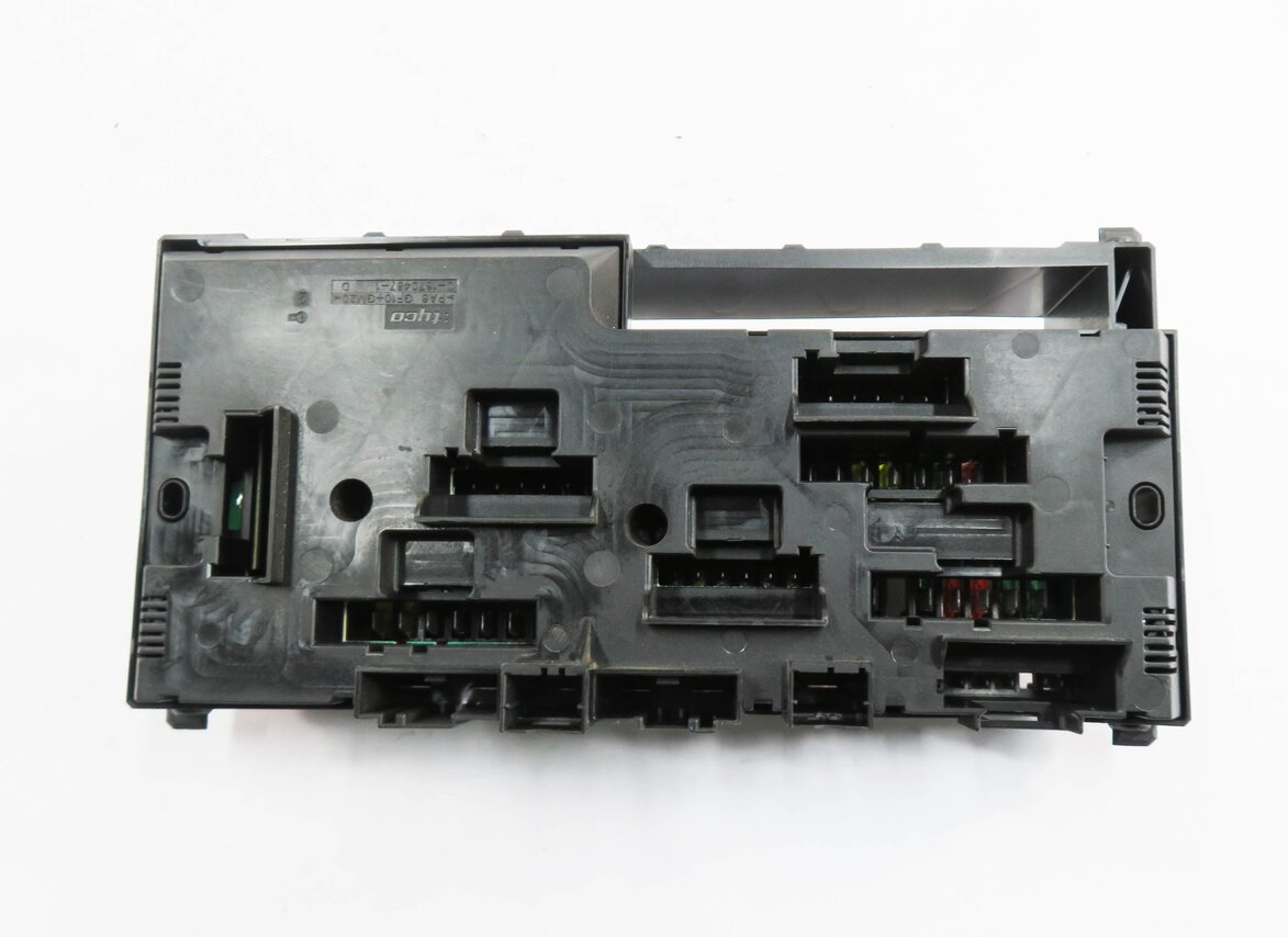 Thumbnail 6: 2011 BMW 535i (F10) FRONT POWER DISTRIBUTION FUSE BOX
