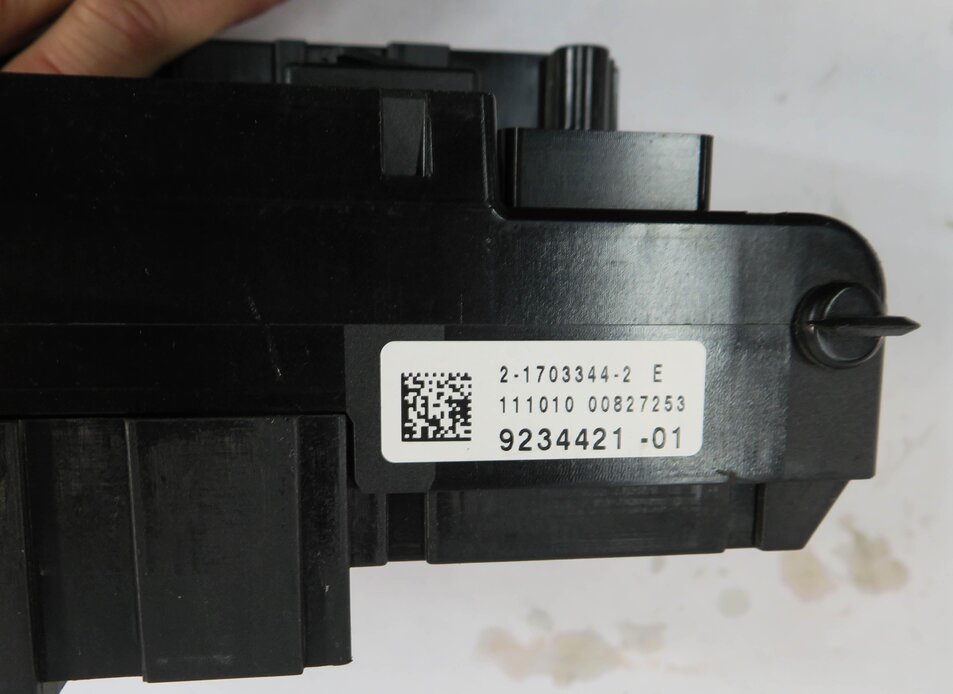 Thumbnail 7: 2011 BMW 535i (F10) FRONT POWER DISTRIBUTION FUSE BOX