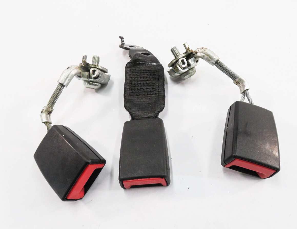 Thumbnail 2: 2011 BMW 535i (F10) REAR SEAT SEATBELT BUCKLE RECEIVER SET-3