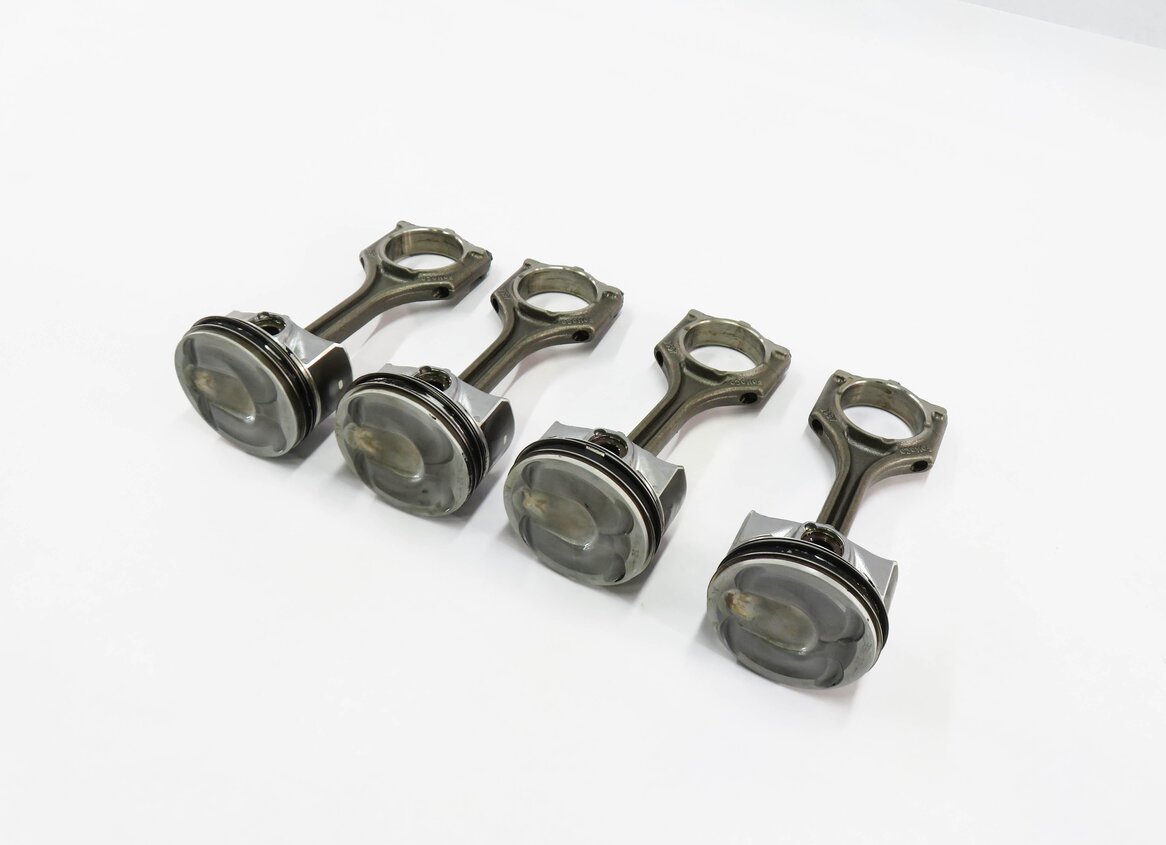 Thumbnail 1: 2013 RANGE ROVER EVOQUE (L538) 2.0L TURBO ENGINE - PISTON w/ CONNECTING ROD SET